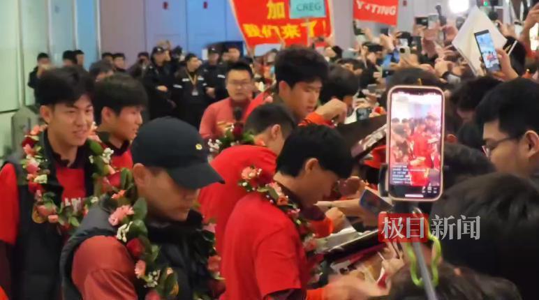 乐鱼体育网址-U23国足队员抵京，球迷欢呼迎接，队员彭啸：大家太热情了，非常感动