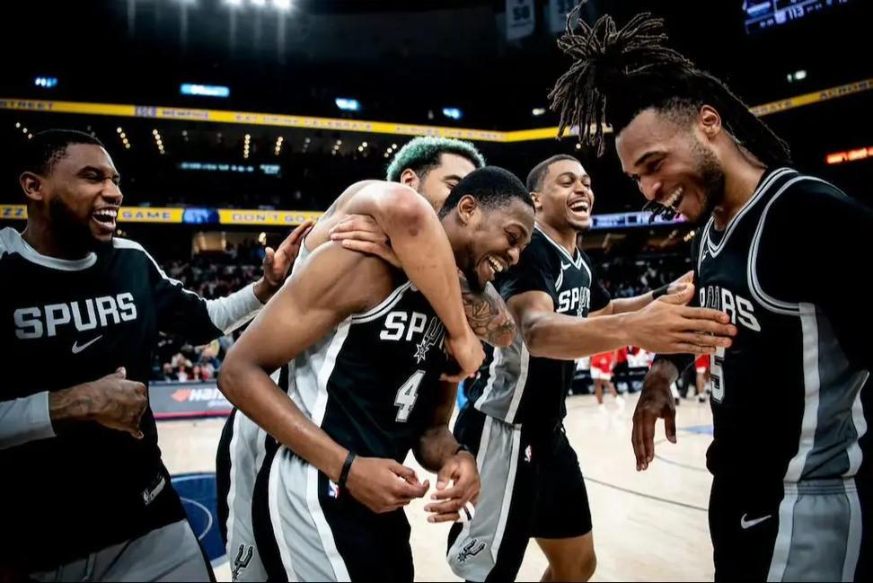 乐鱼体育网址-包揽四项月度大奖，创造NBA历史！这队等了10年，终于彻底崛起了