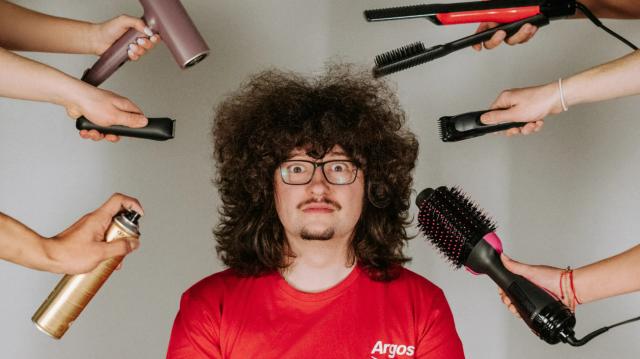 乐鱼体育网址-蓄发哥：我没赚大钱，剪完头会向慈善机构捐赠头发